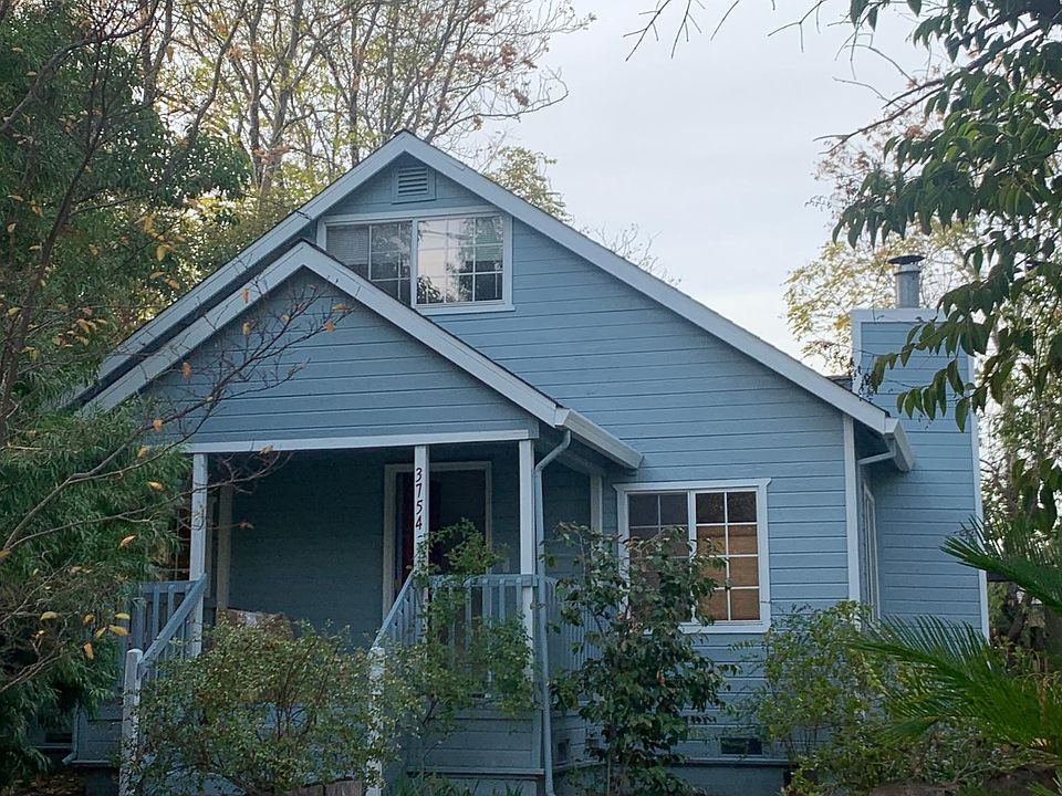 2nd image of 3754 Magnolia St