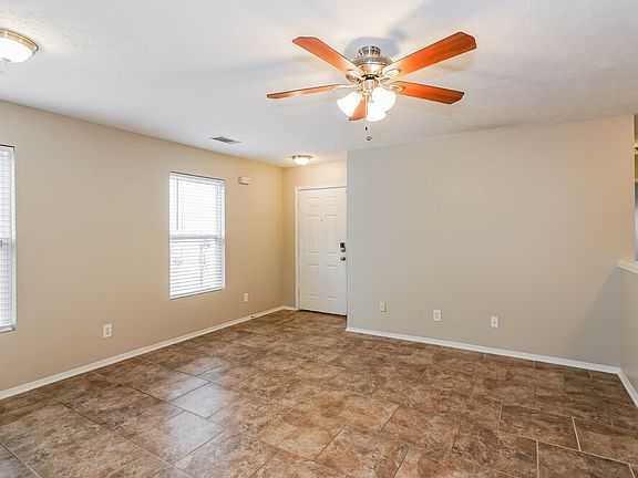 3rd image of 2814 Creekbend Dr