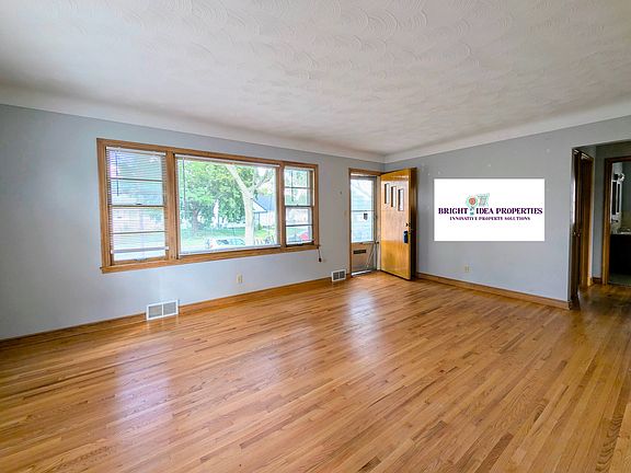 3rd image of 1652 Hoyt Ave E