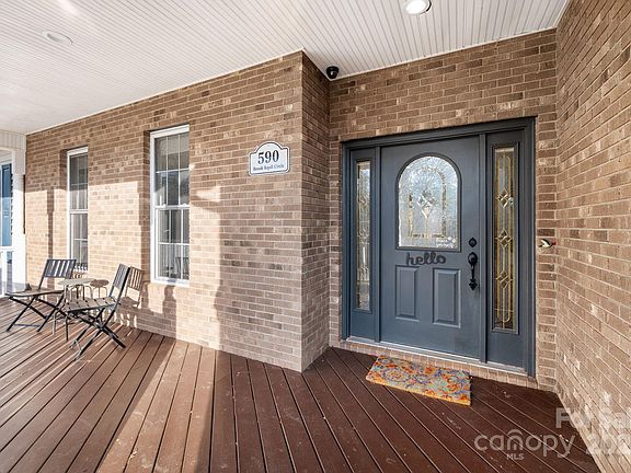 4th image of 590 Brook Knoll Cir