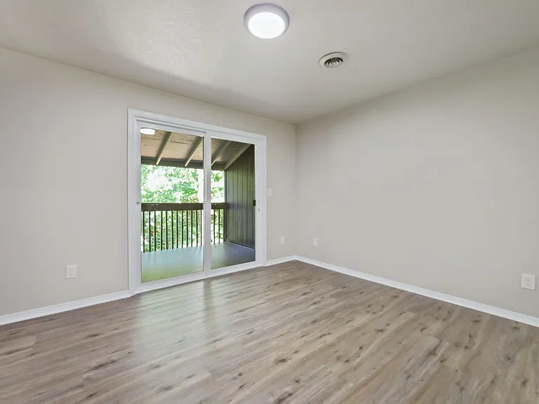 4921 SW 59th Ave — Photo 3