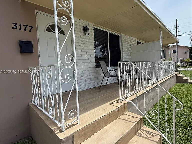 3177 SW 27th Ter #3177 — Photo 2