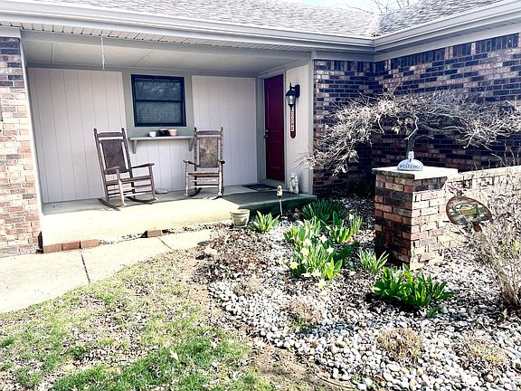 2nd image of 637 Beech Dr W