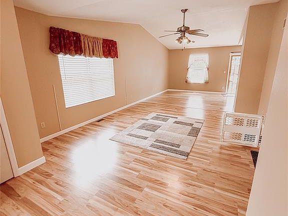 4th image of 222 Elm Dr
