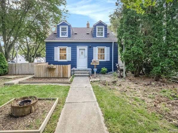 19307 Beaconsfield St, Harper Woods, MI 48225