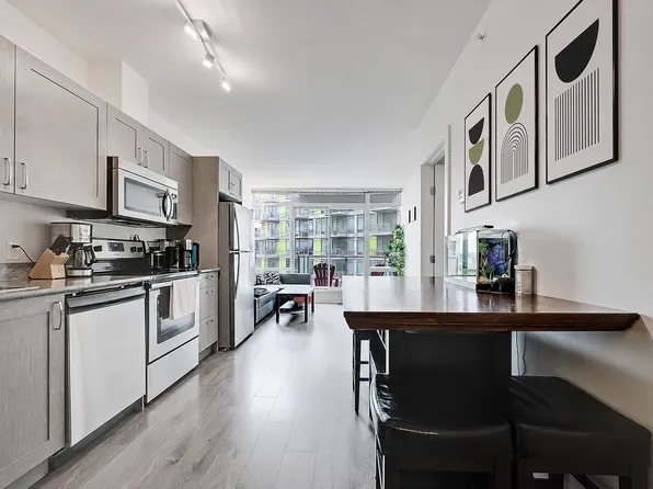 10 Brentwood Cmn NW #409, Calgary, AB T2L 2L6