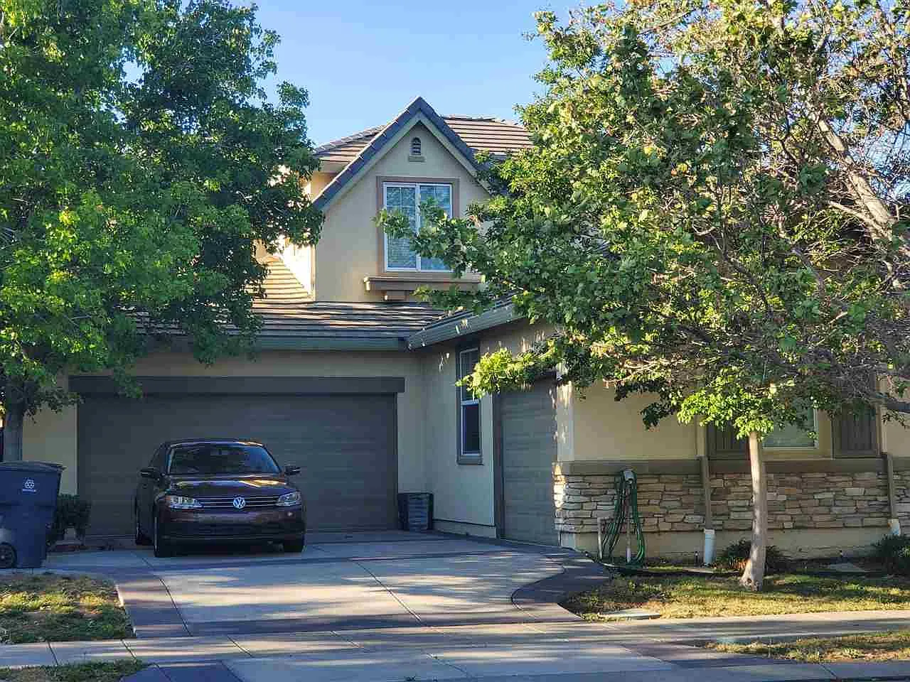 275 E Legacy Dr photo 1