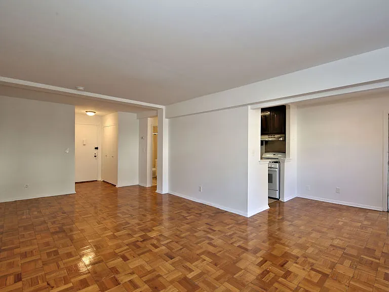 Apartment for Rent — Photo 2