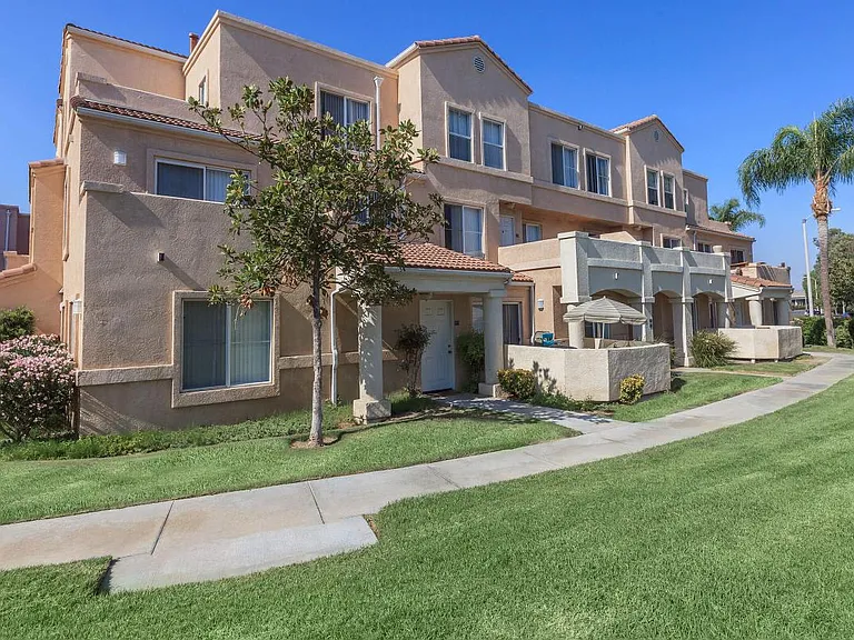 River Ranch Townhomes & Apartments — Photo 7