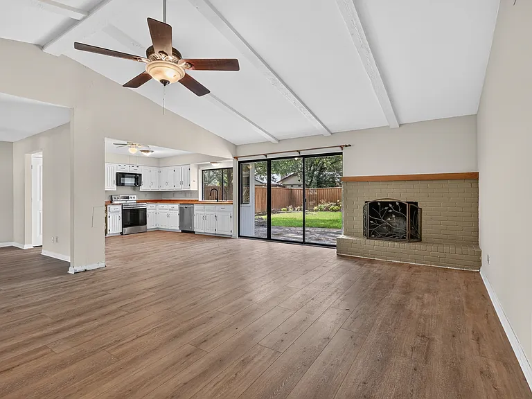 2305 Shady Creek Dr — Photo 6