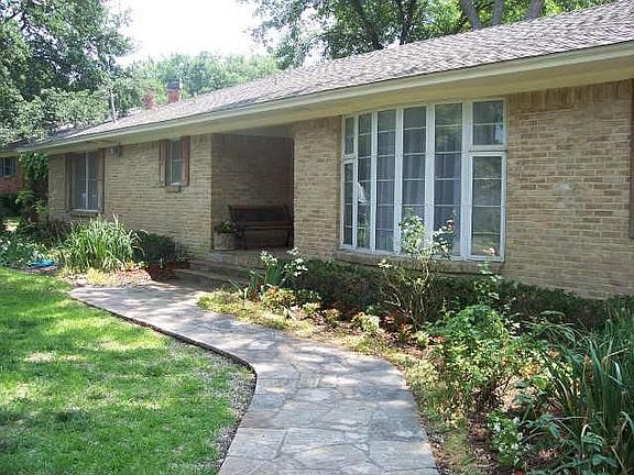 2nd image of 923 Blue Lake Cir