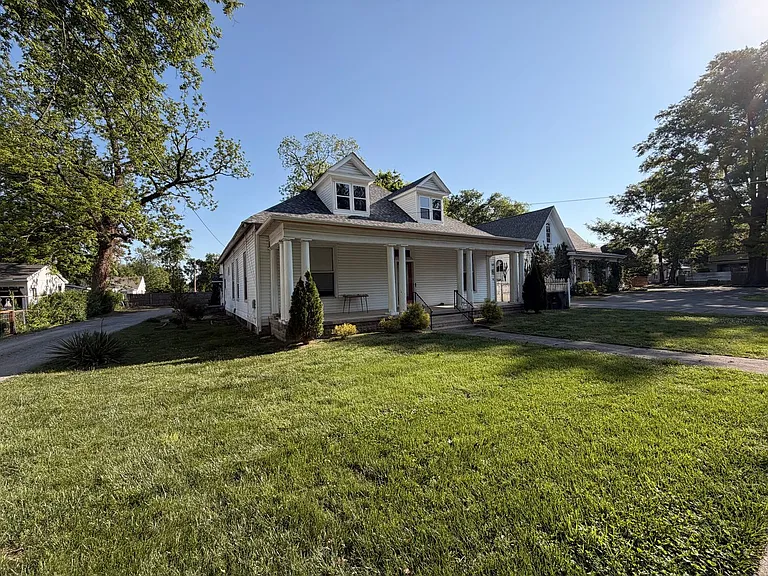 335 E Burton St — Photo 2