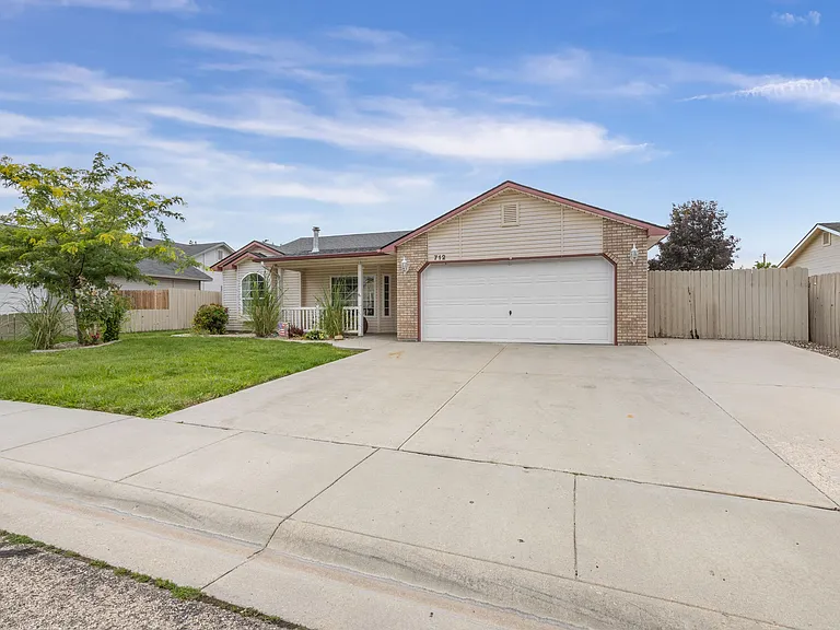 712 W White Fang St — Photo 2