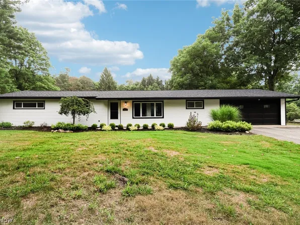 8559 Beacon Hill Dr, Chagrin Falls, OH 44023