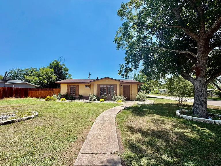 302 Ryan Dr — Photo 2