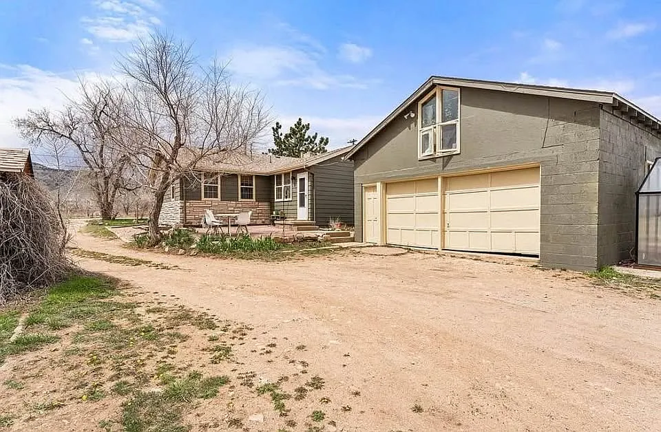 5 bed, 2576 sqft, $860 — Photo 2