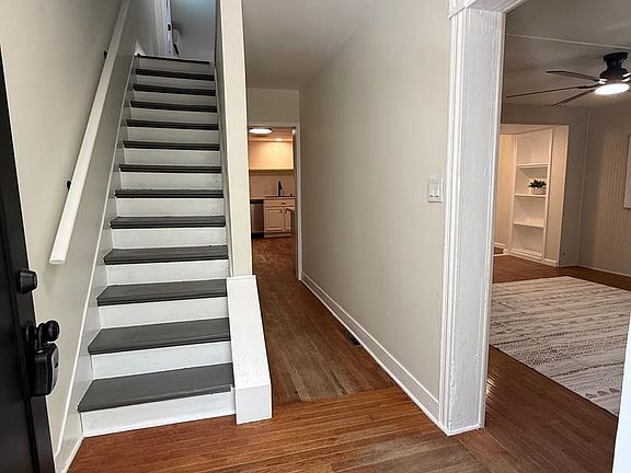 3rd image of 810 Knoxville Rd