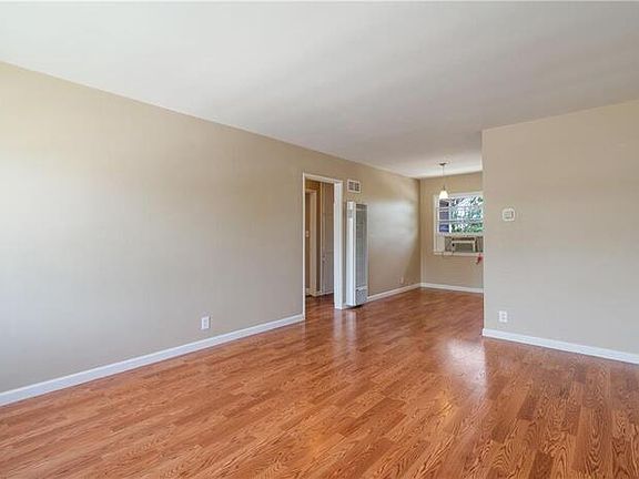 4th image of 324 E Badillo St