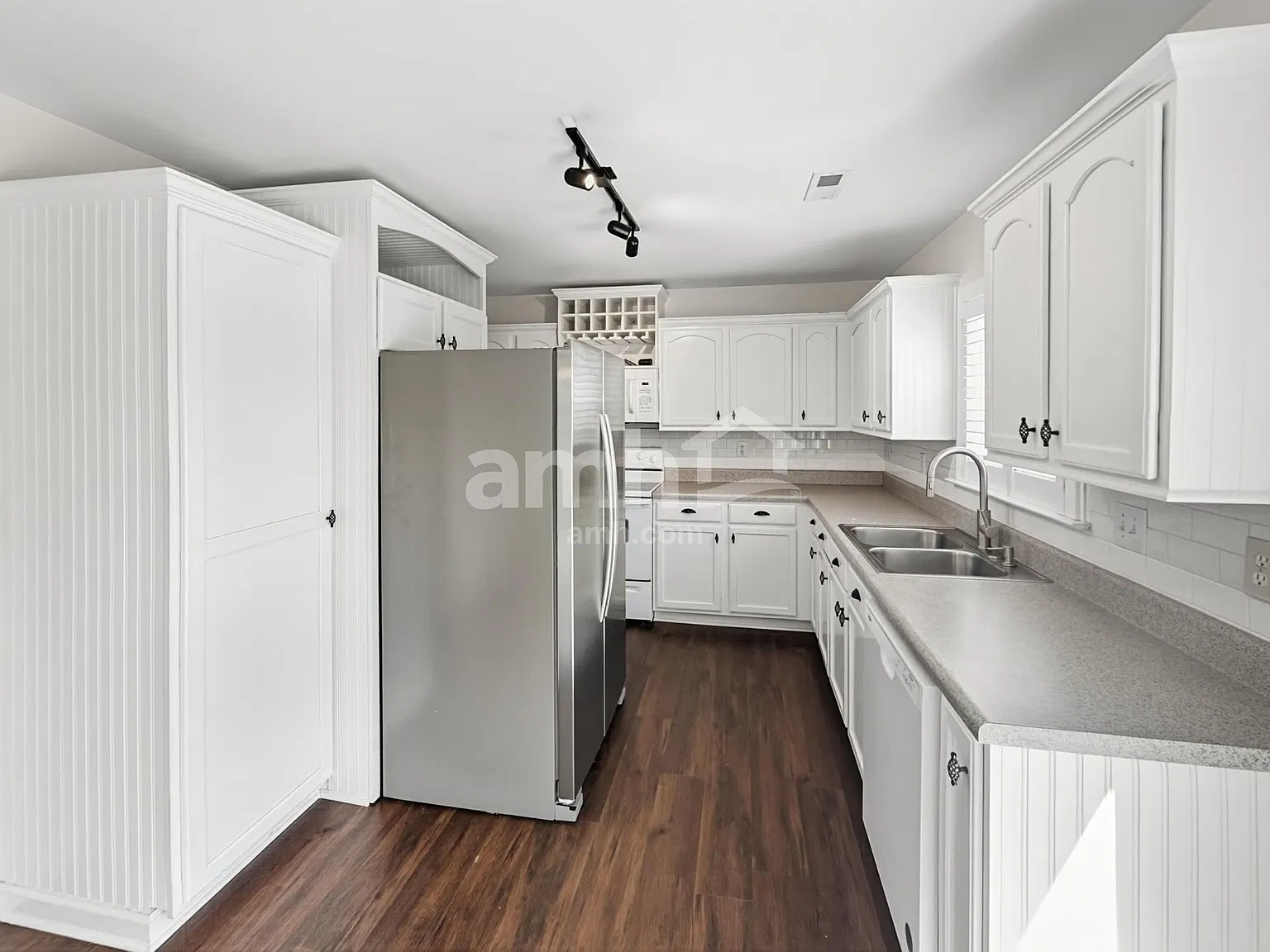 3 bed, 2.5 bath, 2370 sqft, $2,420 — Photo 3