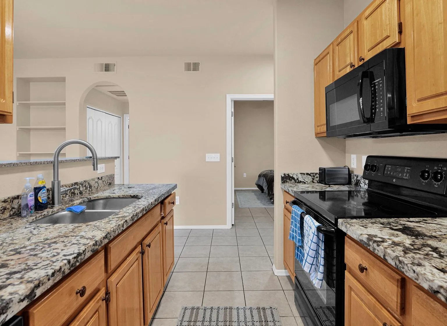 2 bed, 872 sqft, $2,400 — Photo 3