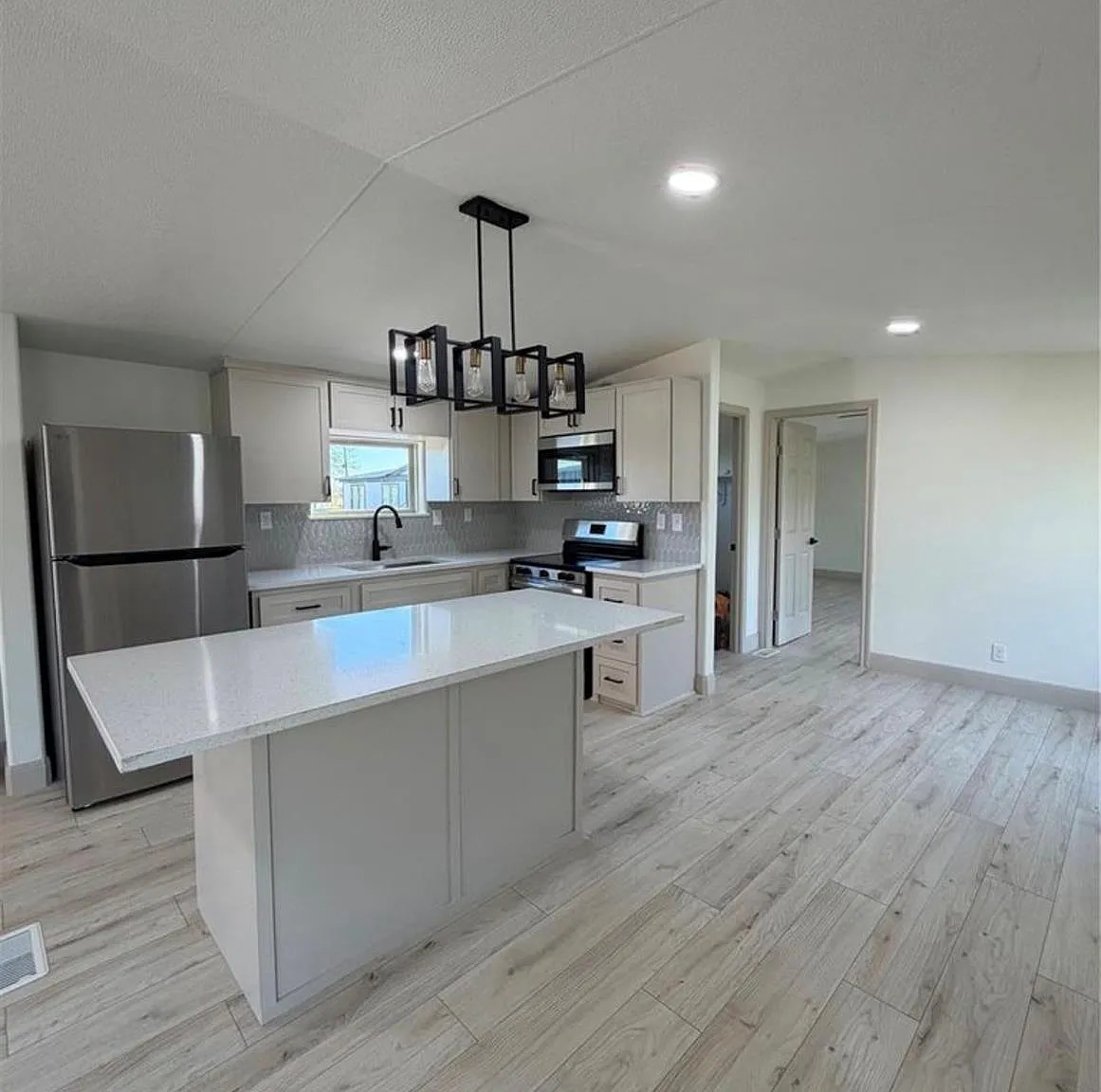 3 bed, 2.0 bath, 1216 sqft, $1,725 — Photo 3
