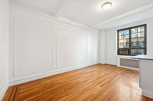 208 W 23rd St Photo 1