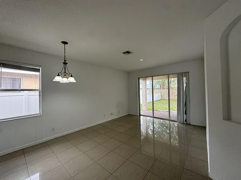 1804 SW Jamesport Dr — Photo 9