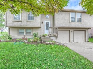 1162 E Sleepy Hollow Dr, Olathe, KS 66062