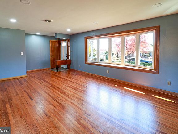 4th image of 661 Colleen Dr