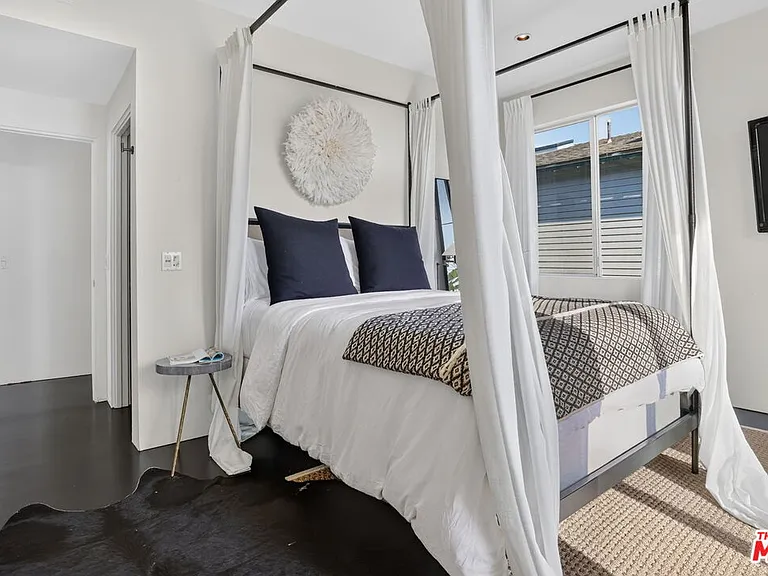 2425 Clement Ave — Photo 46