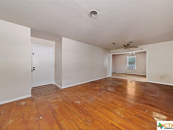 3rd image of 817 Lawrence Dr