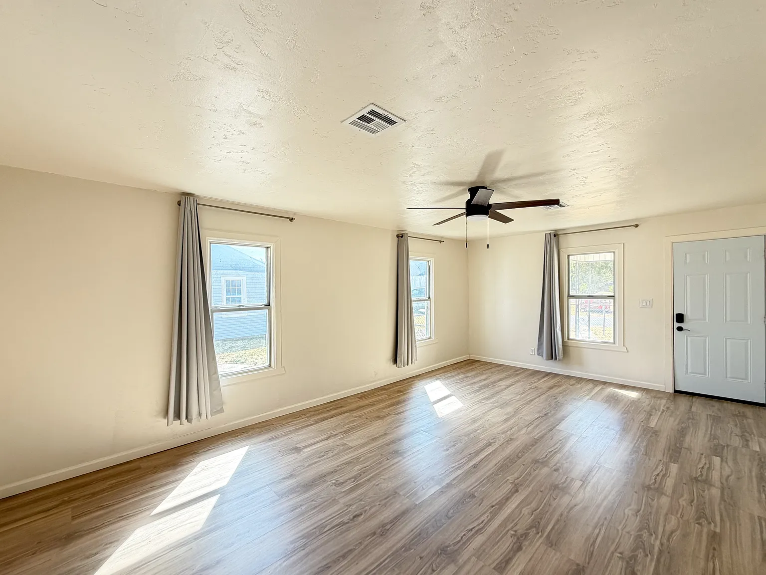 3 bed, 1300 sqft, $1,350 — Photo 4