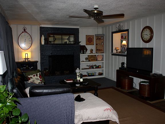 FAMILY ROOM W/LOT OF WINDOWS