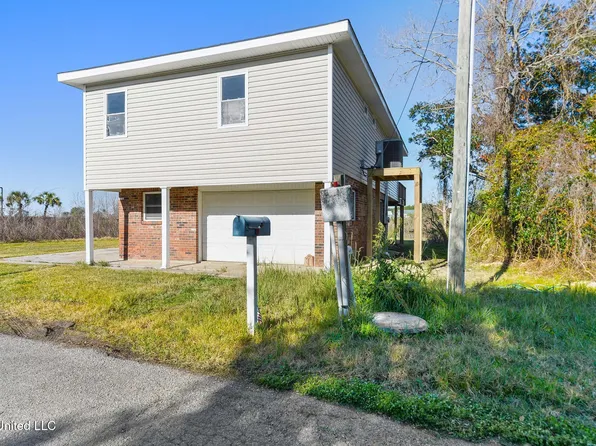 2222 Mole Dr, Bay Saint Louis, MS 39520