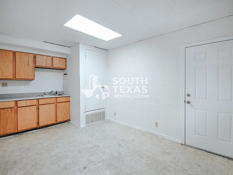 305 N Laurent St — Photo 7