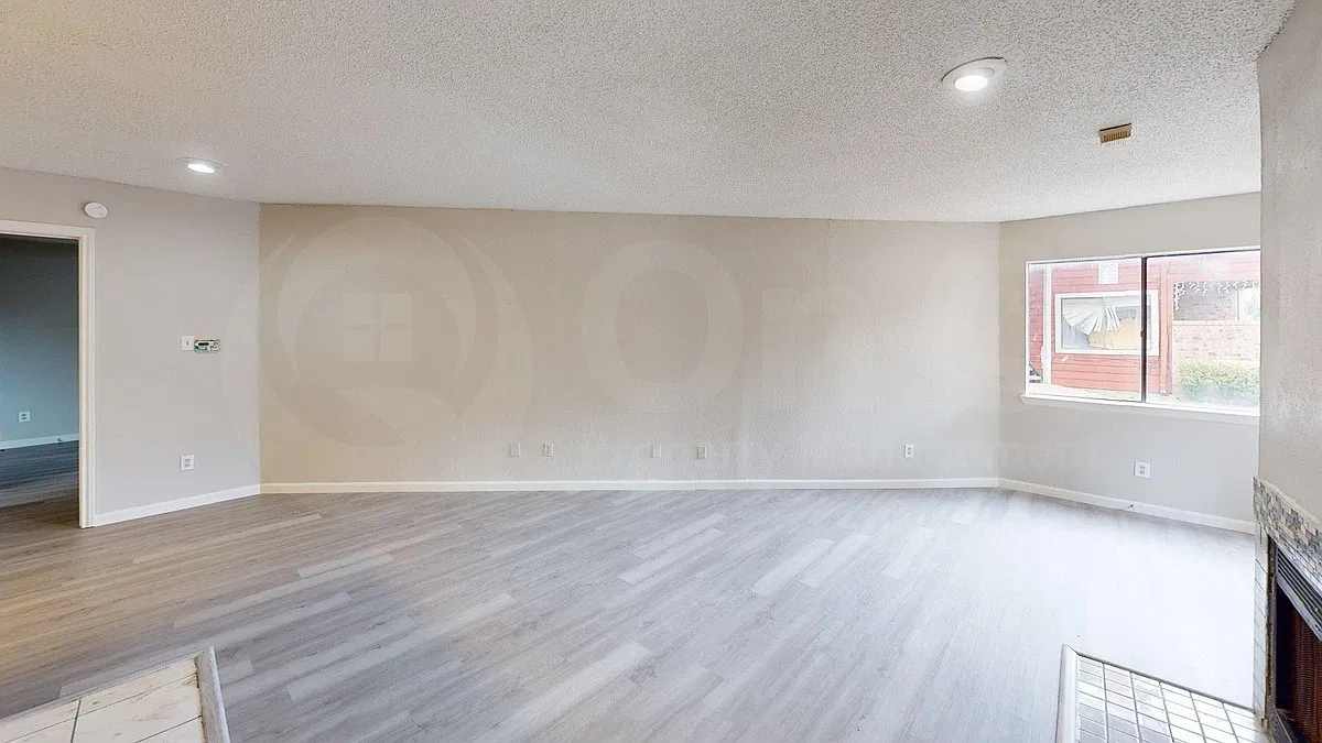 9825 Walnut St — Photo 3
