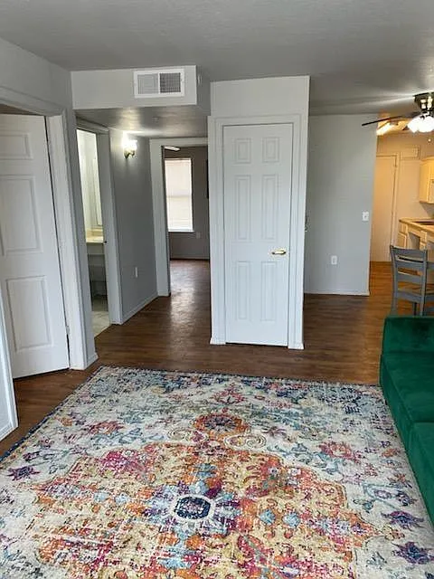 716 S County Line Rd #4