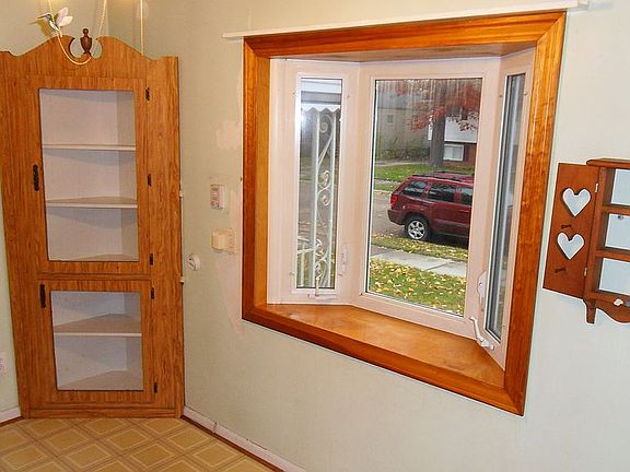 4th image of 23377 Cayuga Ave