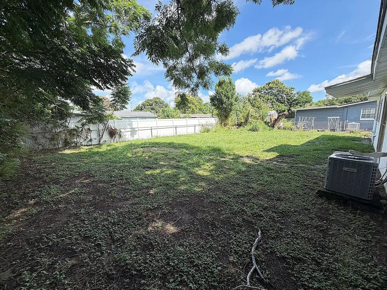 330 N Powers Dr — Photo 3