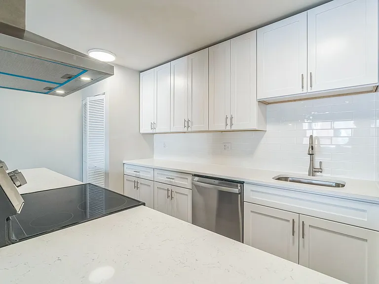 412 N Jackson St — Photo 7