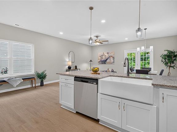 5th image of 897 Railroad Ave