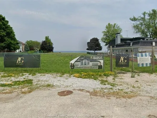 12042 Riverside Dr E, Tecumseh, ON N8P 1A9