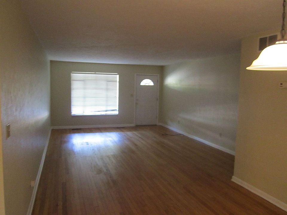 Nice LR w/ wood floors