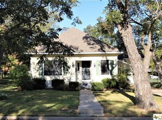 212 Crisswell St, Yoakum, TX 77995