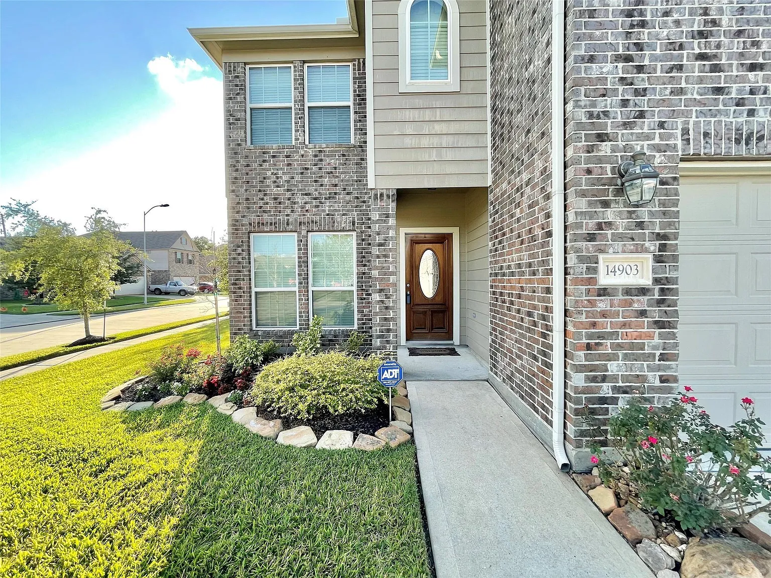 3 bed, 2.5 bath, 2011 sqft, $2,000 — Photo 2