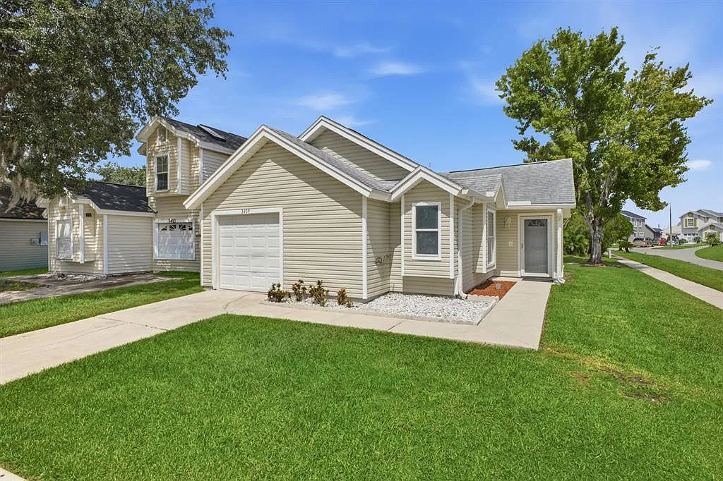 3 bed, 2.0 bath, 1201 sqft, $2,000 — Photo 1