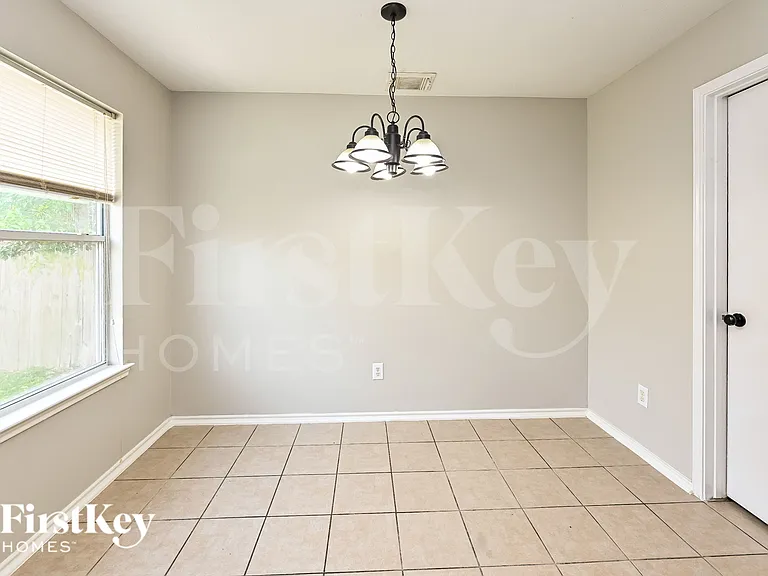 1319 Seagler Pond Ln — Photo 5