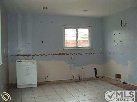 264-003743 - Kitchen.JPG