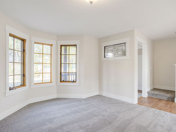 4th image of 372 N Oak Street