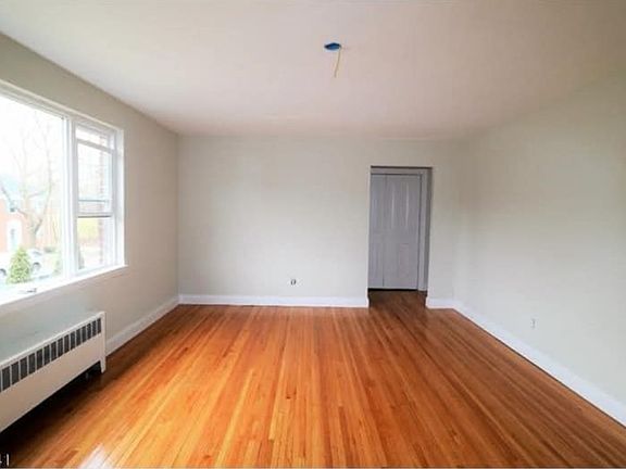 4th image of 935 Broad St Suite 1